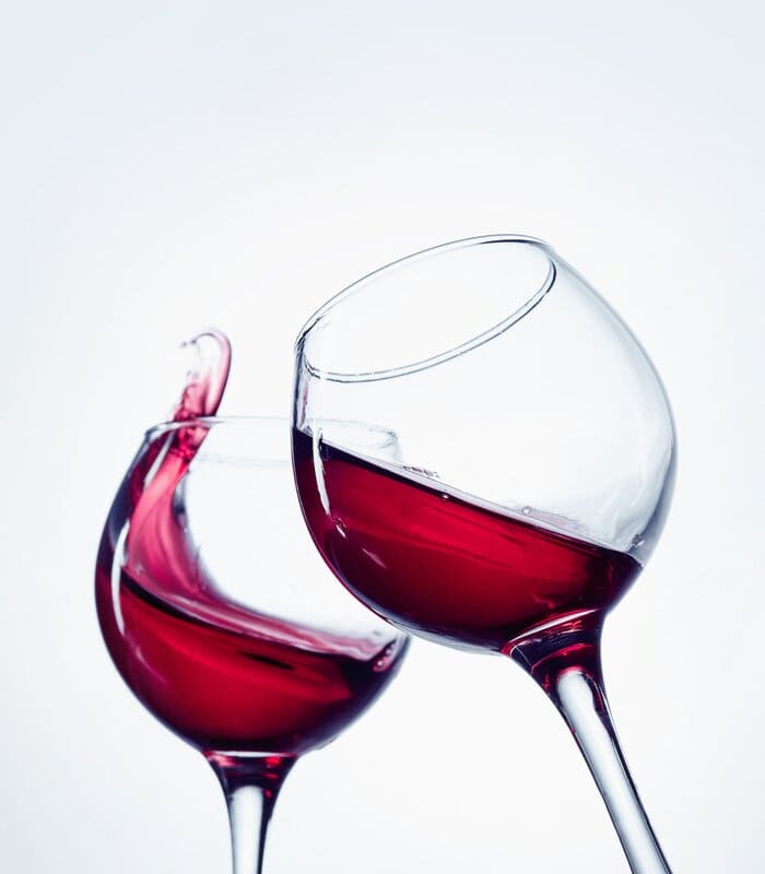 Brindis de dos copas de vino